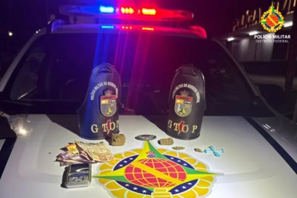 Foto colorida de viatura da polícia com drogas
