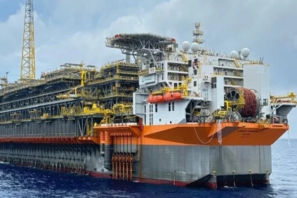 Imagem da plataforma FPSO Almirante Tamandaré, que opera no campo de Búzios, no pré-sal da Bacia de Santos - Metrópoles