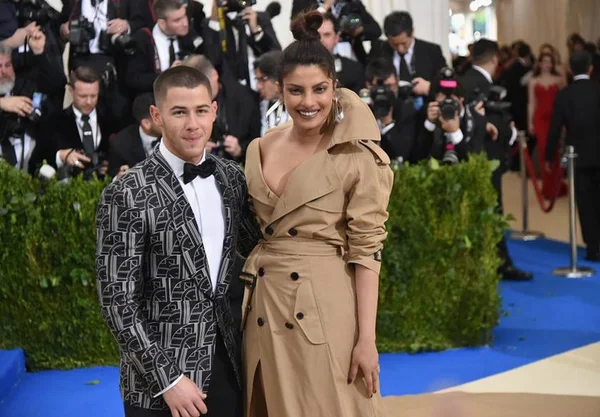 Estrela indiana Priyanka Chopra oficializa noivado com Nick Jonas