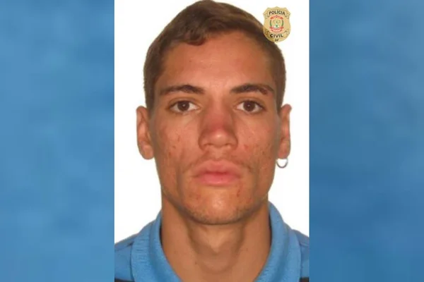Retrato 3 x 4 de jovem procurado pela PCDF por estupro. O rapaz usa gola polo azul e preta