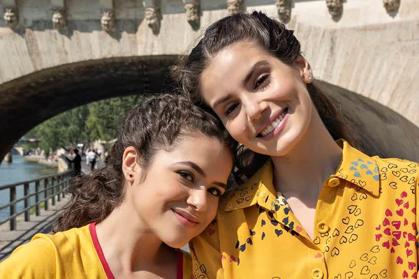 Netflix divulga trailer de De Volta aos 15, filme com Maisa e Camila Queiroz