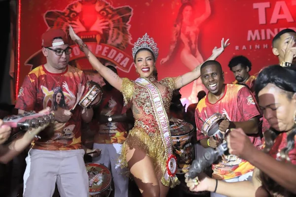 Tati Minerato recebe coroa de cristais como rainha de bateria no Rio