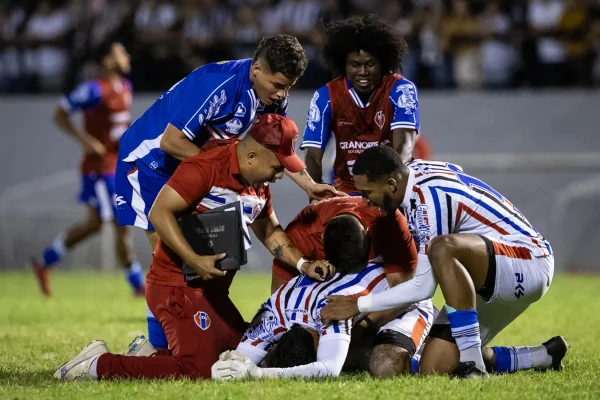 Jogadores e comissão do Maranhão comemoram com o goleiro Jean pelo 0 x 0 e classificação diante o Central pela Série D