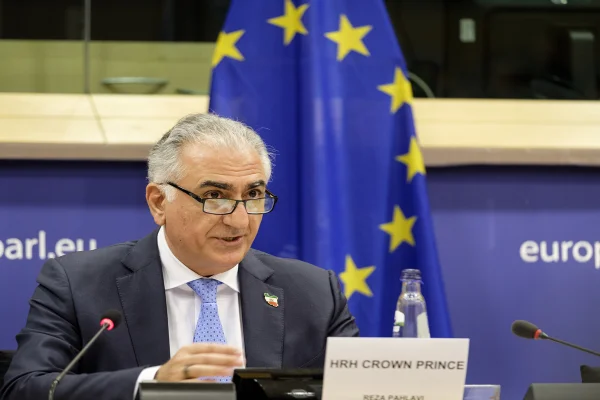 Imagem colorida mostra príncipe herdeiro Reza Pahlavi - Metrópoles