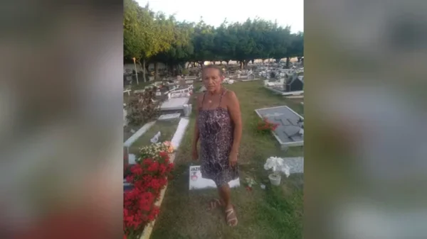 Imagem colorida de Maria Trindade da Silva, que mora em cemitério - Metrópoles