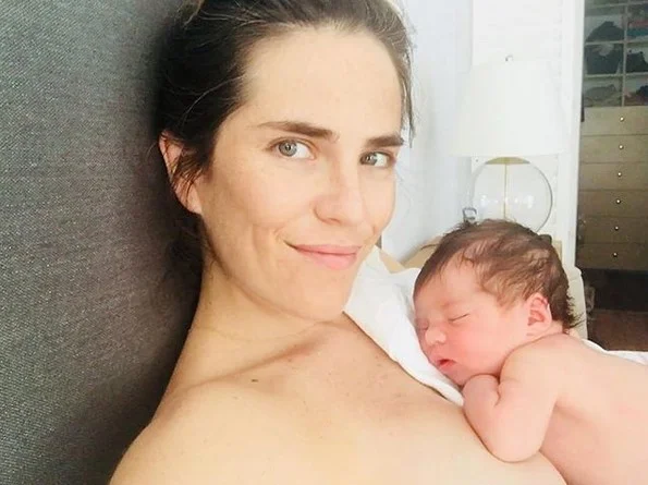 Karla Souza e a filha recém-nascida Karla Souza e a filha recém-nascida