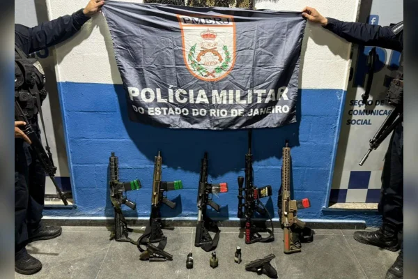 PM interrompe guerra entre facções e apreende 5 fuzis e granadas no RJ