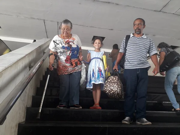 As escadas rolantes da Rodoviária, a humilhação e o nazismo