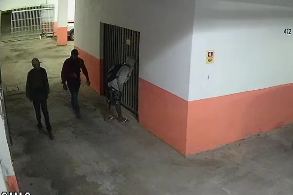 trio furtando prédio