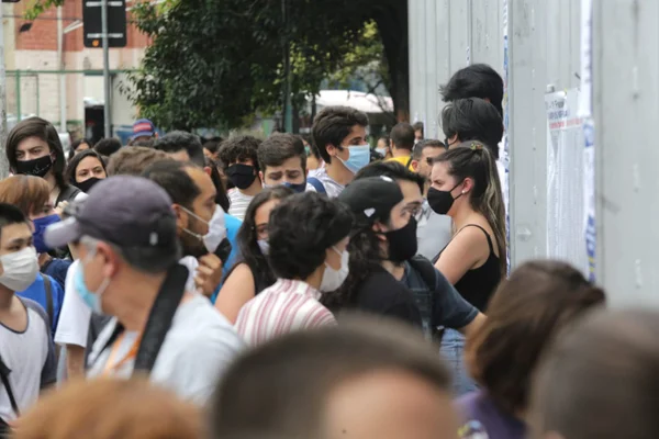 Estudantes de aglomeram na porta da universidade