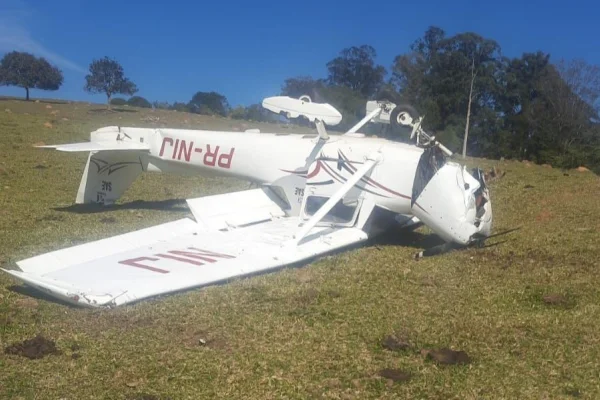 Imagem mostra avião acidentado - Metrópoles