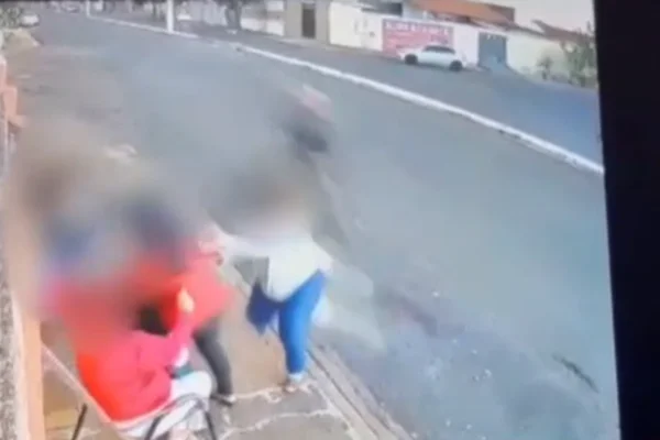 Imagem colorida de populares quase sendo atropelados por um motociclista que tentou empinar uma moto - Metrópoles