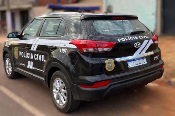 Imagem colorida mostra uma viatura da Polícia Civil de Mato Grosso