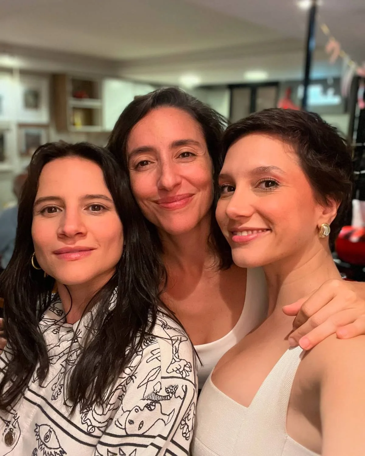 Filhas do roteirista Doc Comparato, elas ainda possuem mais uma irmã, Fabiana Comparato - que não entrou no ramo da atuação Filhas do roteirista Doc Comparato, elas ainda possuem mais uma irmã, Fabiana Comparato - que não entrou no ramo da atuação