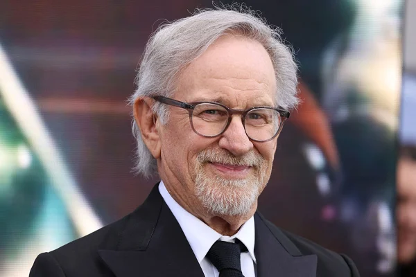 Imagem colorida mostra Steven Spielberg comparecendo à estreia do novo filme dele, Dia D - Metrópoles