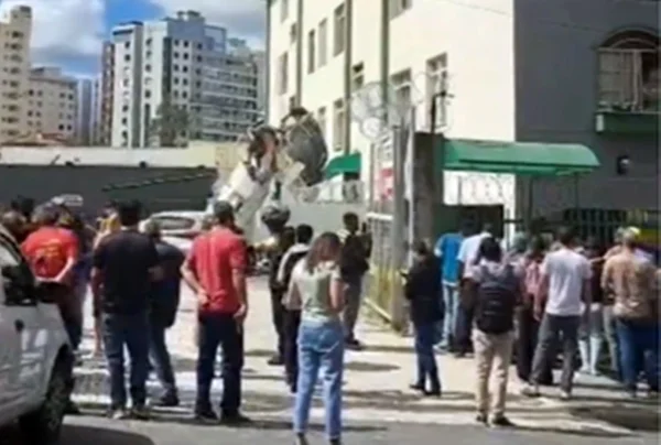 Moradores voltam para prédio após retirada de destroços de avião em BH