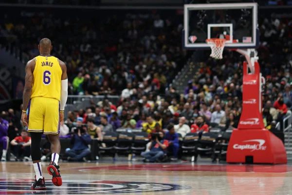 LeBron James se tornou o 2º maior cestinha da história da NBA