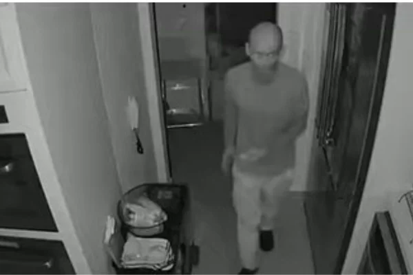 Imagem em preto e branco mostra homem dentro de apartamento - Metrópoles