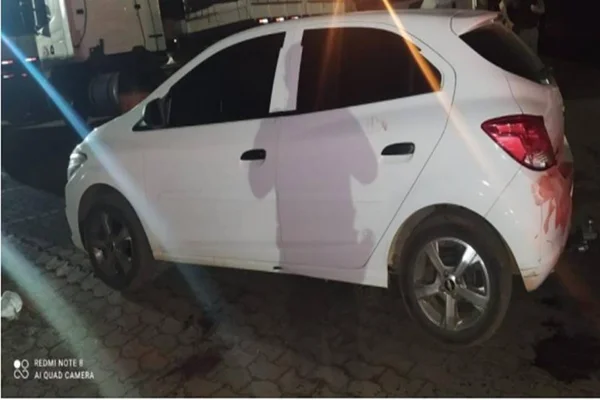 Câmera de posto de gasolina gravou momento em que PMs balearam mulher