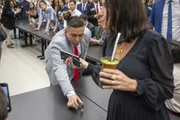 Vereador Erick Denil (PCdoB) mostra bala de borracha utilizada por agentes de segurança -  Elson Sempé Pedroso/CMPA