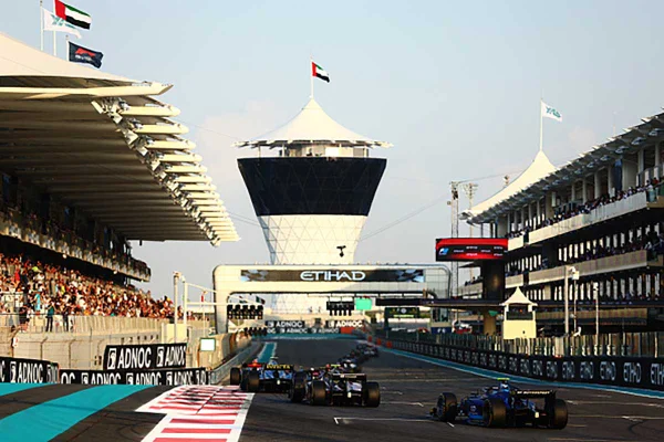 Imagem coloria do circuito de Formula 1 da cidade de Abu Dhabi com os pilotos em fileira - Metrópoles