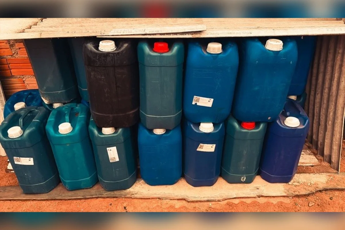 A Polícia Federal (PF) prendeu em flagrante uma mulher que armazenava aproximadamente 780 kg de produtos químicos e 200 kg de explosivos A Polícia Federal (PF) prendeu em flagrante uma mulher que armazenava aproximadamente 780 kg de produtos químicos e 200 kg de explosivos
