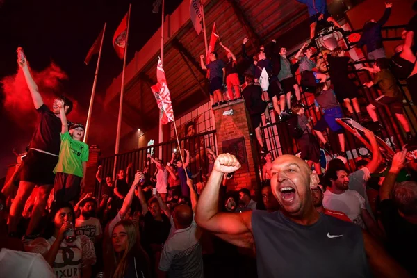Aglomeração e dancinha de Klopp: como foi a festa do título do Liverpool