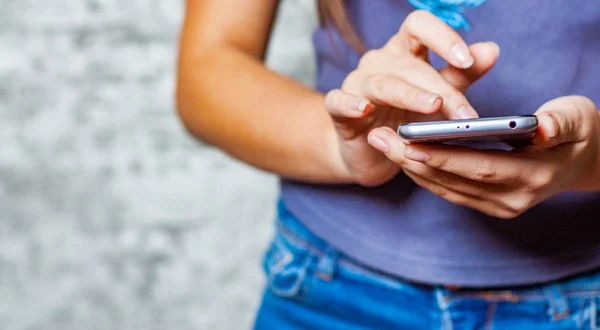 Fotografia colorida mostrando mulher mexendo no celular-Metrópoles APOSTAS