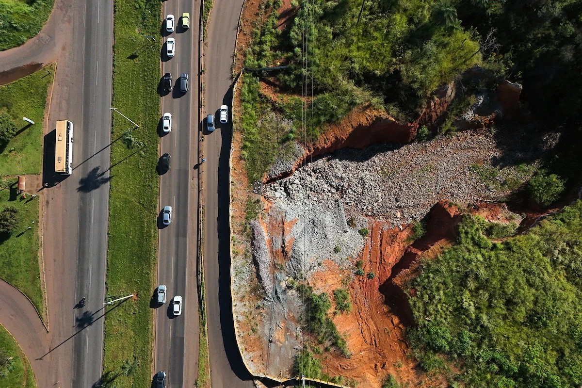 Obra às margens da BR-040 para conter voçoroca deve ficar pronta em 6 meses