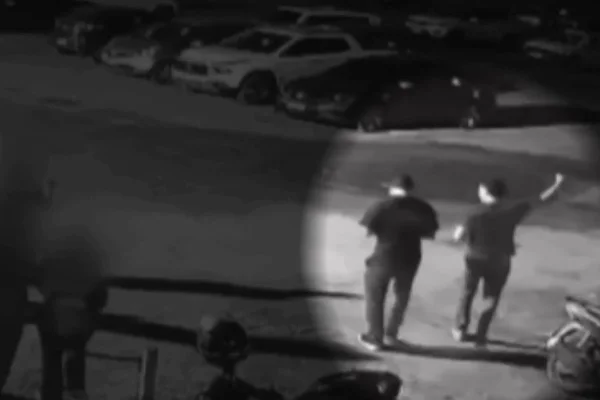 Imagem em preto e branco de homem atirando para cima em Piracicaba - Metrópoles