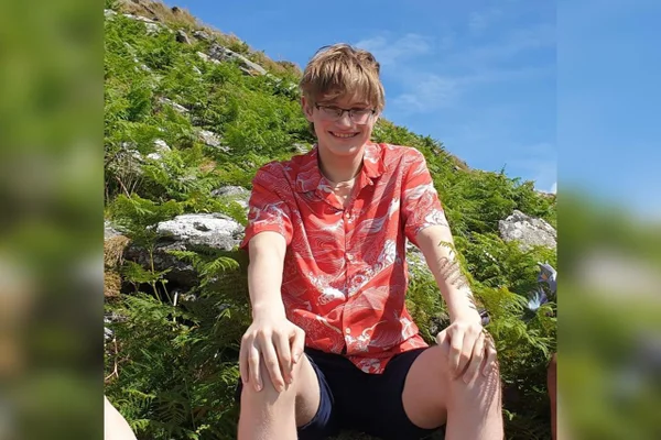 Foto do jovem Oli Penno, de 19 anos que levou três meses para ser diagnosticado com câncer no testículo. Metrópoles