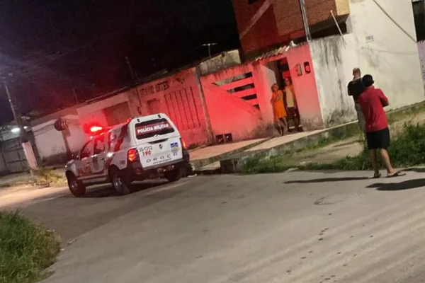 Foto colorida de uma viatura da Polícia Militar de Maceió