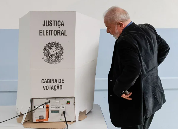 O ex-presidente do Brasil e candidato do Partido dos Trabalhadores (PT) Luiz Inácio Lula da Silva vota durante o dia das eleições presidenciais em 02 de outubro de 2022 em São Bernardo do Campo, Brasil. Após campanha polarizada entre Lula e Bolsonaro, a maior nação latino-americana vota para presidente em meio à crise econômica