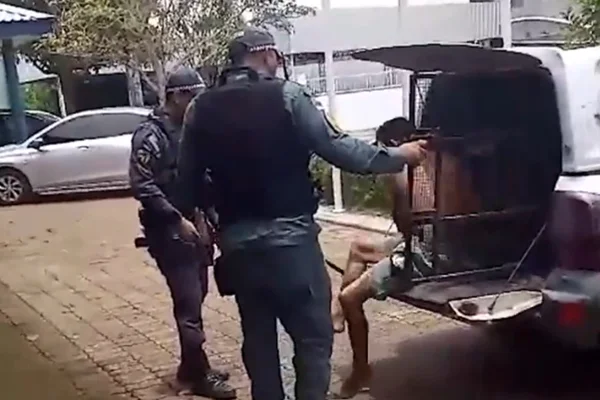 homem foge camburão