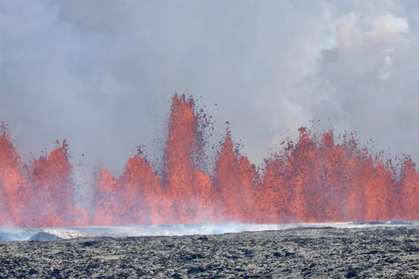 Foto colorida de erupção de vulcão na Islândia