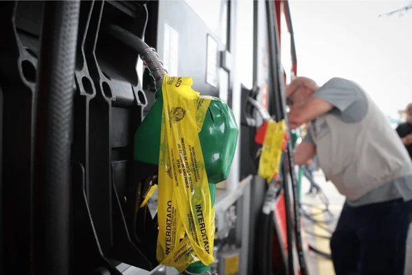 Imagem colorida de posto de combustíveis sendo fiscalizado por operação do Governo de SP - Metrópoles