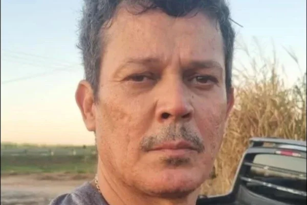 Imagem colorida de Anderson Ricardo de Menezes. Ele é um homem branco, de bigode e com marcas de espinha no rosto - Metrópoles