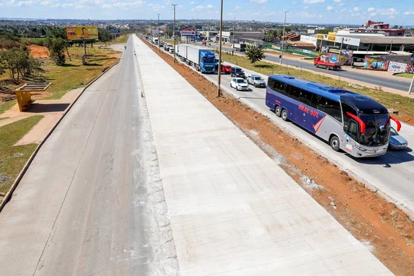 Imagem colorida do trânsito na pista da Estrutural