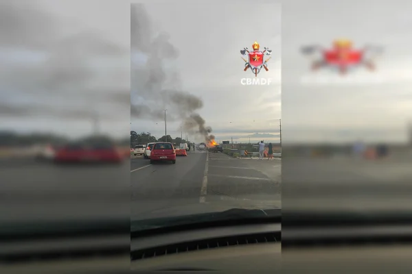 Gama: carro pega fogo na DF-480 e espalha fumaça intensa - destaque galeria Gama: carro pega fogo na DF-480 e espalha fumaça intensa - destaque galeria