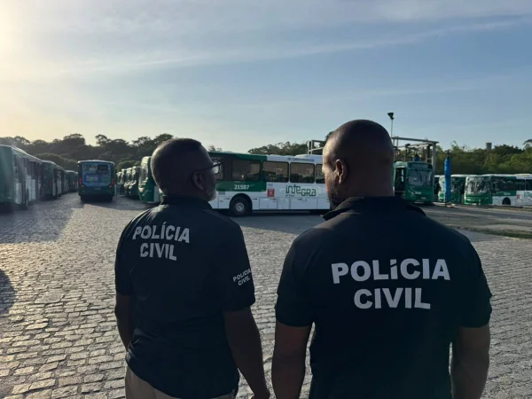 policiais em garagem de ônibus