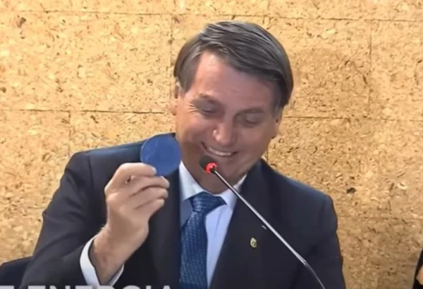Ajudantes de ordens controlavam moedas de nióbio de Bolsonaro