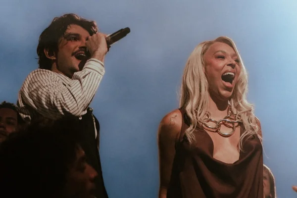 Jão e a deputada Erika Hilton