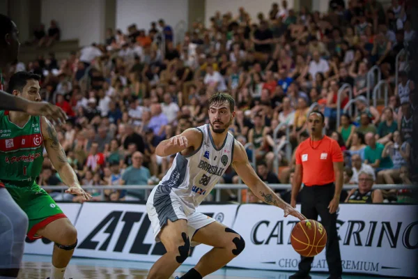 Imagem colorida de jogo do Brasília Basquete- Metrópoles