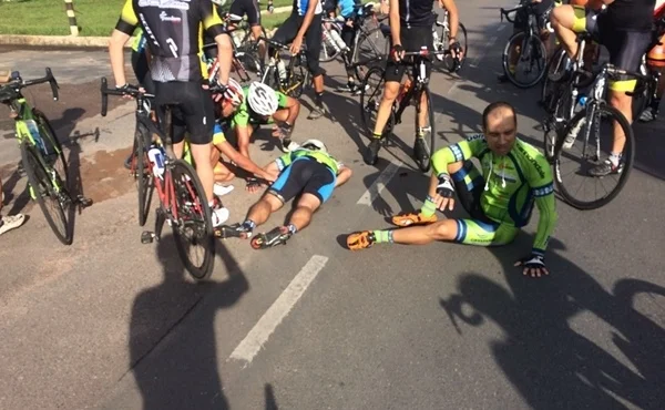 Carro atinge ciclistas no Parque da Cidade e esportistas ficam feridos