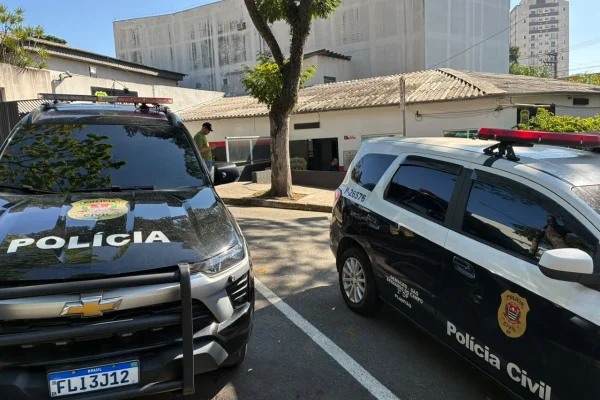 Viaturas policiais em frente ao 2DP de São Bernardo, em Rudge Ramos - Metrópoles