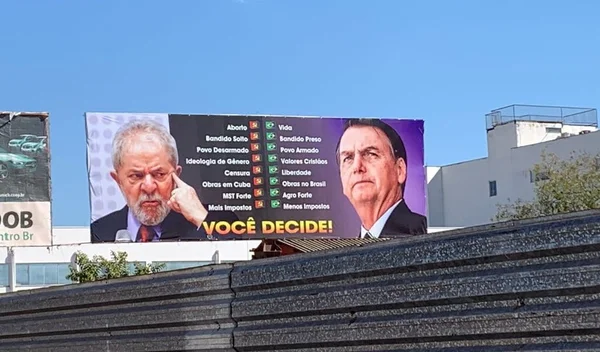 foto colorida de outdoor com lula e bolsonaro