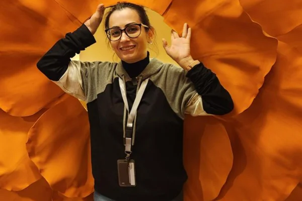 Jacqueline Benevides posa durante os trabalhos na Arábia Saudita - Metrópoles