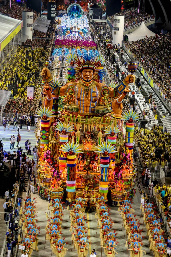 Veja imagens do desfile de sábado no Sambódromo do Anhembi, em São Paulo - imagem 28 Veja imagens do desfile de sábado no Sambódromo do Anhembi, em São Paulo - imagem 28