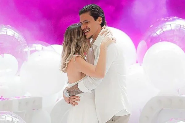 Foto colorida do jogador Pedro e da esposa no chá revelação - Metrópoles