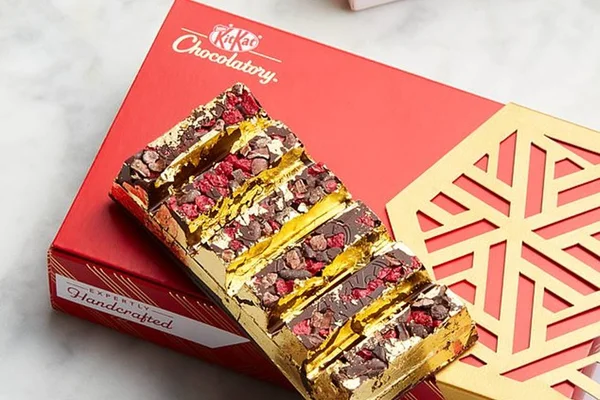 Nestlé lança KitKat de chocolate amargo banhado a ouro
